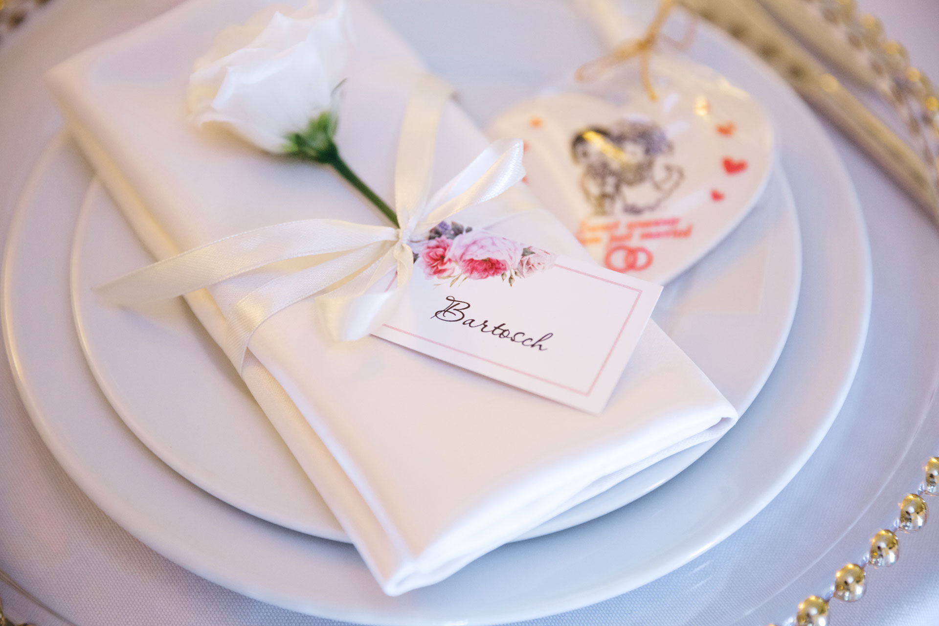 Dall'Invito al Ricevimento: Creare un Tema Coerente per il Tuo Matrimonio